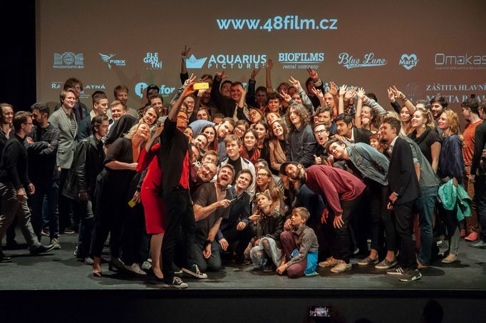 Filmaři na pódiu kina Dlabačov po skončení slavnostního vyhlašování vítězů.