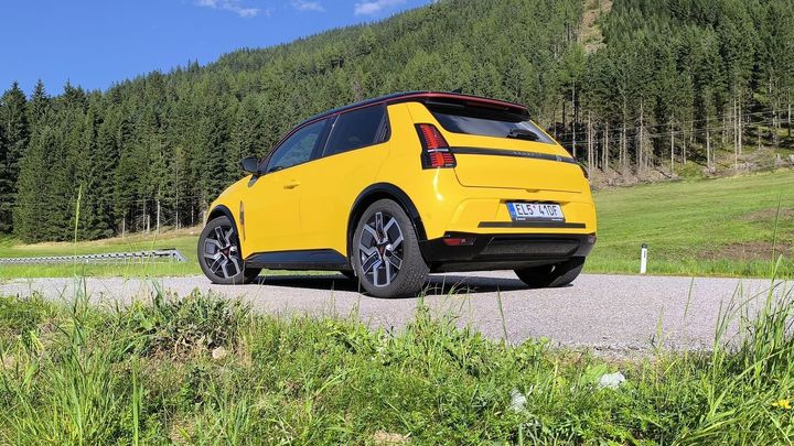 Tohle spojení nikdo nečekal. Ford dal košem VW, levná elektroauta vyrobí s Francouzi