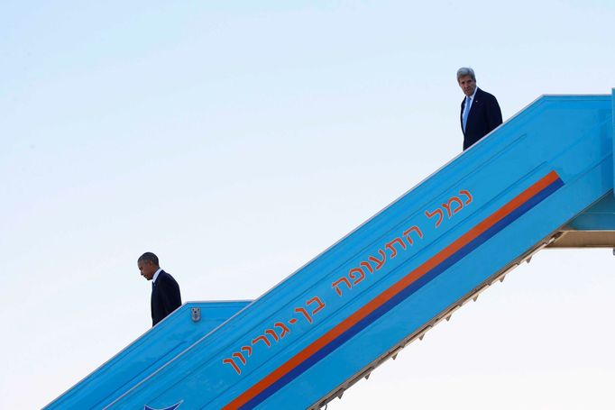 Barack Obama a John Kerry při příletu na letiště Ben Gurion v Tel Avivu.