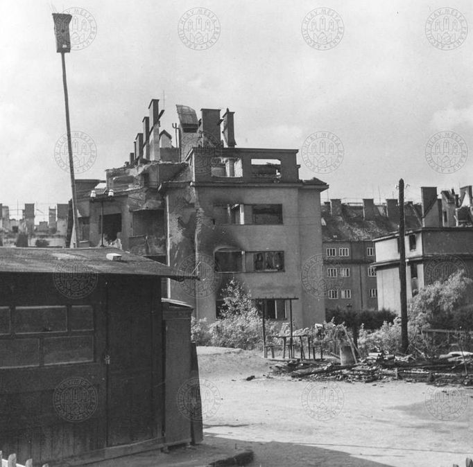 Vypálené domy na Jezerce na Pankráci. Květen 1945