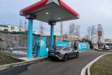 Vodíková stanice na Barrandově otevřela loni v březnu. Pro osobní auta je určená pistole plnicí nádrže pod tlakem 700 barů, pro nákladní auta je tlak poloviční.