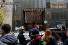 Protesty proti Trumpovi neustávají. V New Yorku demonstrovali lidé u prezidentova mrakodrapu