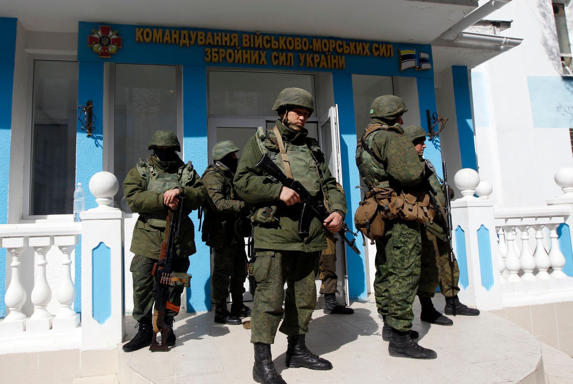 Ruští vojáci okupují velitelství ukrajinského námořnictva v Sevastopolu,