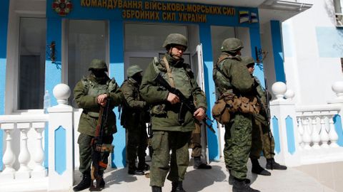 Maskovaní muži obsadili na Krymu tatarskou televizi