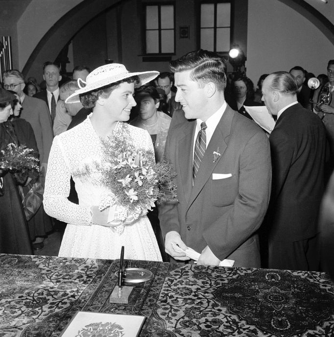 Snímek ze svatebního obřadu české atletky Olgy Fikotové a amerického atleta Harolda Connollyho na Staroměstské radnici v Praze. Rok 1957