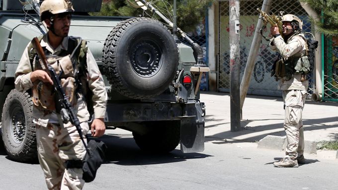Kábulské policejní jednotky po explozi u irácké ambasády.