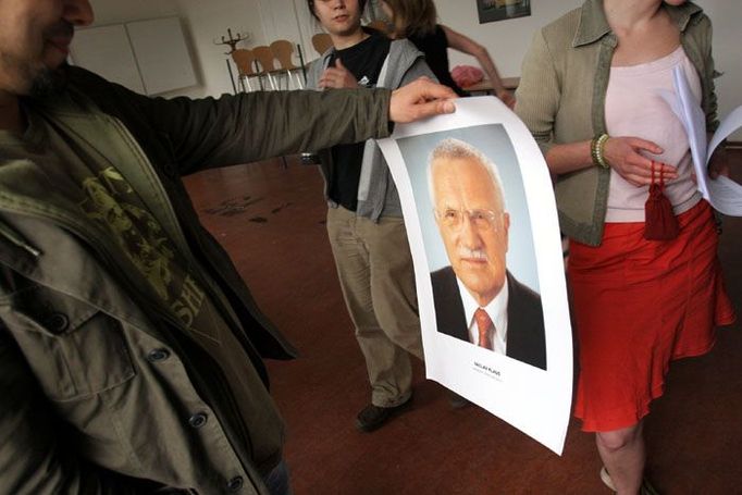 Studenti především protestovali proti "nekompetentním výrokům, kterými prezident zdůvodnil své veto zákona o Státním fondu kinematografie". Citace z jejich výzvy.