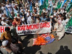 Pákistánci pálí vlajku na protest proti CIA a Davisovi
