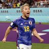 Takuma Asano slaví gól v zápase MS 2022 Německo - Japonsko