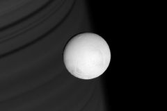 Saturnův měsíc má podpovrchový oceán.Může tam být život