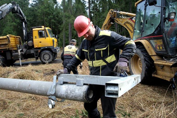 "Bude to na celý víkend," odhadoval Jiří Jedlička, při práci na novém sloupu elektrického vedení u vesnice Tukleky na Písecku. "Až to doděláme tady, pojedeme asi na tu Šumavu, kde je to mnohem horší." dodal.