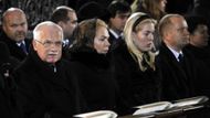 Václav Havel's wife Dagmar (with a black scarf) with her daughter Nina to her left and current Czech President Václav Klaus to her right.