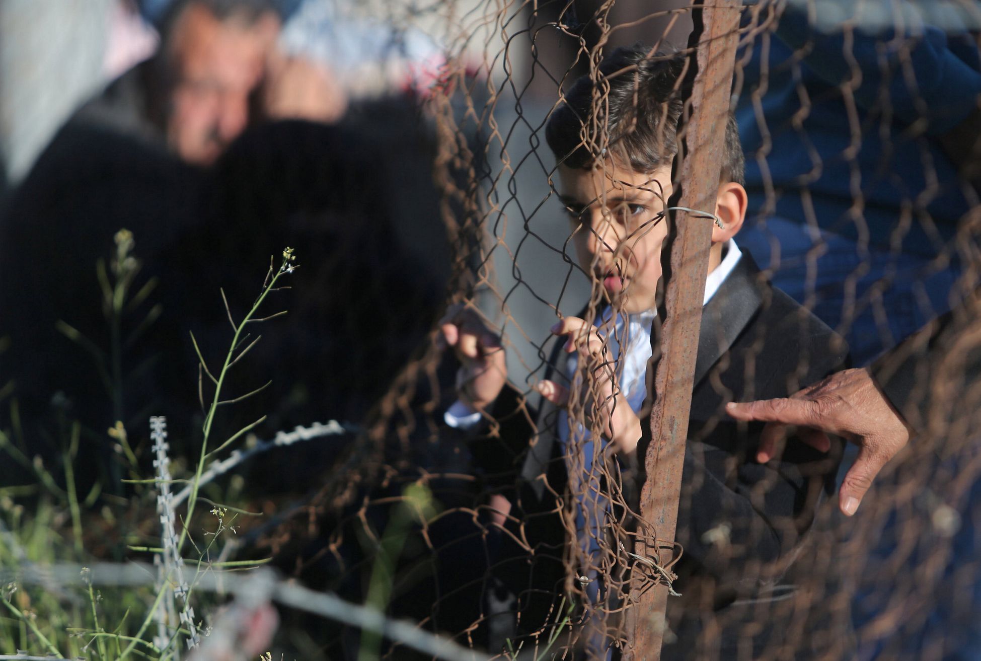 Palestinský chlapec čeká, až dostane povolení přejít s rodinou do Egypta.