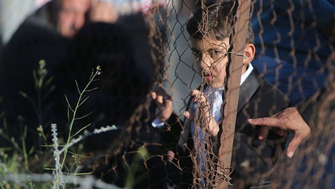 Palestinský chlapec čeká, až dostane povolení přejít s rodinou do Egypta.
