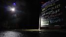 Devin Vilardi, Manager, stands with a flash light outside Professor Thom's bar that is still serving drinks even though they have no power in New York October 30, 2012. Millions of people were left reeling in the aftermath of the whipping winds and heavy rains of the massive storm Sandy on Tuesday as New York City and many parts of the eastern United States struggled with epic flooding and extensive power outages. REUTERS/Brendan McDermid (UNITED STATES - Tags: SOCIETY ENVIRONMENT DISASTER) Published: Říj. 31, 2012, 1:10 dop.