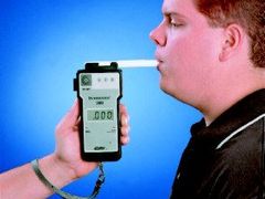 Přístroje pro lékařskou analýzu dechu jsou stotisíckrát citlivější než detektory na alkohol.