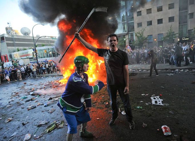 Fotografie, která byla pořízena ve Vancouveru při loňských nepokojích, které souvisely s finálovým utkání Stanley cupu mezi hokejovými týmy Canucks a Bruins.