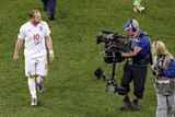 Zklamaný Wayne Rooney opouští stadion