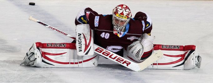 Hokejový brankář Sparty Praha Michal Neuvirth v utkání 8. kola Tipsport extraligy 2012/13 se Zlínem.