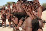 Ženám z kmene Himba se v pubertě spletou vlasy hlínou do dredů.