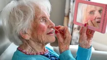 Myslela, že TikTok jsou nějaké hodiny, teď je ve 103 letech úspěšnou influencerkou