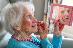 Myslela, že TikTok jsou nějaké hodiny, teď je ve 103 letech úspěšnou influencerkou