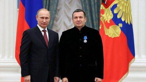 Moderátor a propagandista Vladimir Solovjov s Vladimirem Putinem.