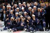 Tradiční hromadné foto vítězného týmu. V Ufě to byli hokejisté USA.