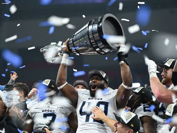 Fotbalisté týmu Toronto Argonauts slaví vítězství v Grey Cupu.