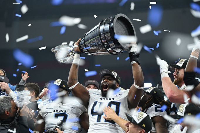 Fotbalisté týmu Toronto Argonauts slaví vítězství v Grey Cupu.