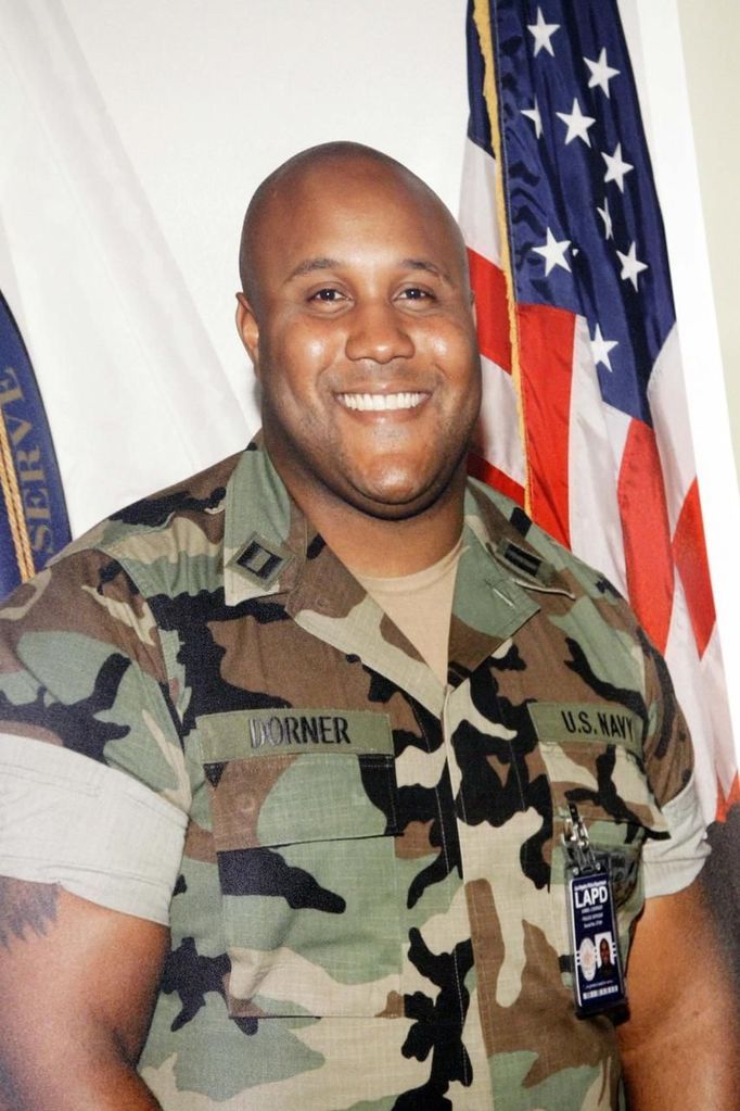 Expolicista Christopher Dorner na snímku, který během pátrání zveřejnil losangeleský policejní sbor.