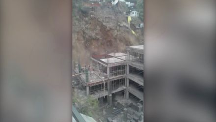 Masivní sesuv půdy zavalil stavbu obchodního centra. Dělníci utíkali o život