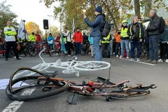 V Berlíně uctili cyklistku, již srazila nákladní míchačka. Její smrt vyvolala hněv