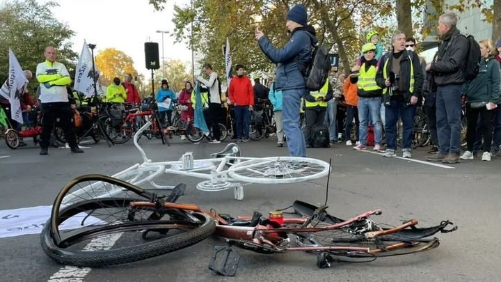 V Berlíně uctili cyklistku, kterou srazila nákladní míchačka. Její smrt vyvolala hněv; Zdroj foto: changing-cities.org