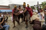 Několik radikálních věřících se na Velký pátek na Filipínách podrobilo tradičnímu rituálu přibíjení na kříž, kterým napodobují utrpení Ježíše Krista.