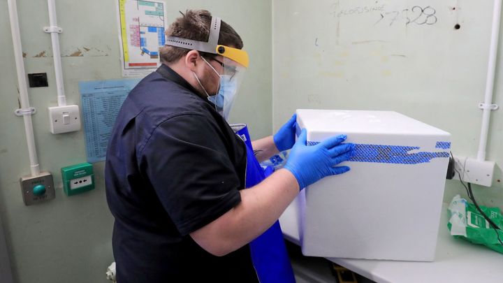 S distribucí vakcíny nám trochu ujíždí vlak. Nevím, na co vláda čeká, říká vědec