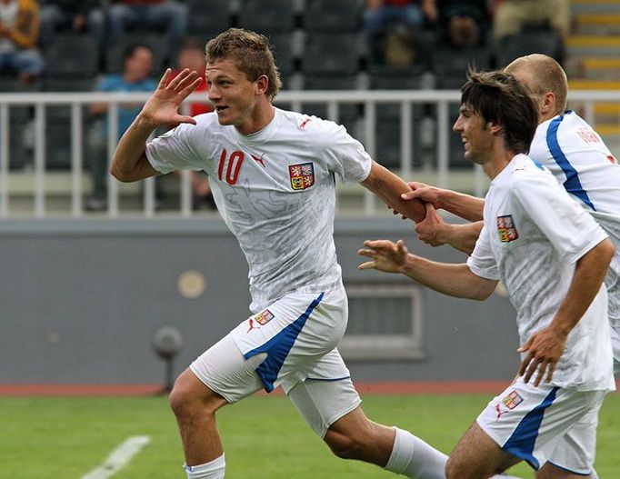 Tomáš Necid (10, Česko) se raduje z druhé branky vstřelené do sítě Anglie.