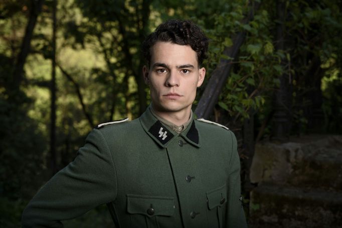 Filip Březina hraje Igora Moravce, nejstaršího syna Emanuela Moravce.