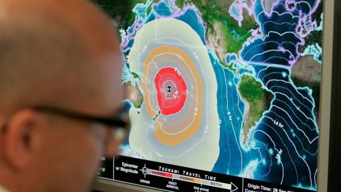 Christopher Moore z Pacifického centra varování před tsunami na Havaji sleduje na monitoru epicentrum zemětřesení a rychlost, s jakou se šíří přílivové vlny.