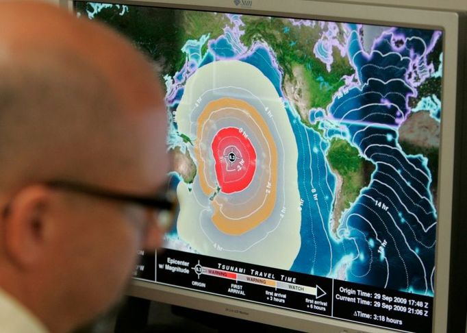 Christopher Moore z Pacifického centra varování před tsunami na Havaji sleduje na monitoru epicentrum zemětřesení a rychlost, s jakou se šíří přílivové vlny.