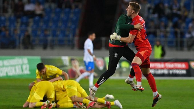 Radost fotbalistů Olomouce po postupu do finále poháru.