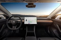 Vůz Tesla vzplál prudce v Moskvě, podle médií v něm seděl podnikatel se svými dětmi