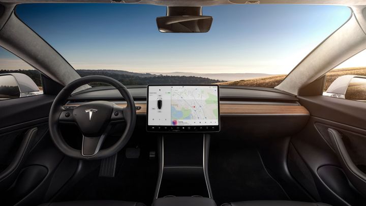 Vůz Tesla vzplál prudce v Moskvě, podle médií v něm seděl podnikatel se svými dětmi