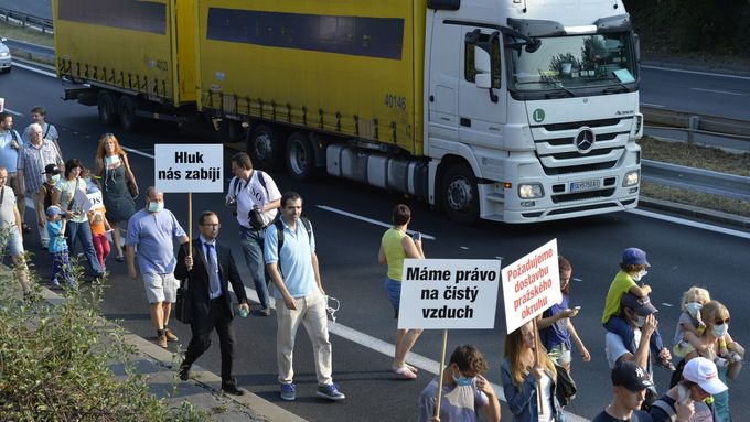 Protest iniciativ Stop Kamionům – Iniciativa za dostavbu Pražského okruhu a SOS Spořilov.