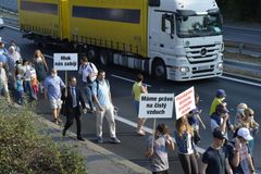 Lidé zablokovali Spořilovskou ulici na protest proti kamionům. Chtějí dostavbu Pražského okruhu
