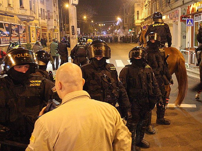 Pěkně si ty zfetovance natočíme jak jim policajti dávaj do držky