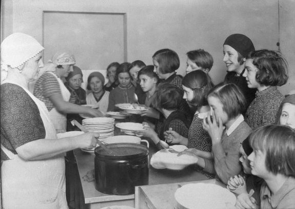 Milena Jesenská psala také o nemajetných. Na ilustračním snímku je stravování chudých dětí městem Prahou ve 30. letech.