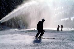 Lyžařská střediska začala zasněžovat sjezdovky, příští víkend by se mohlo lyžovat
