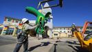 A worker helps lift a dragons head made of Lego into position as construction continues in North America's first ever Lego Hotel being built at Legoland in Carlsbad, California, January 17, 2013. The three-story, 250-room hotel will open on April 5. REUTERS/Mike Blake (UNITED STATES - Tags: SOCIETY TRAVEL) Published: Led. 17, 2013, 10:28 odp.