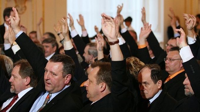 Poslanci za ČSSD zvedají ruce pro Jana Švejnara.
